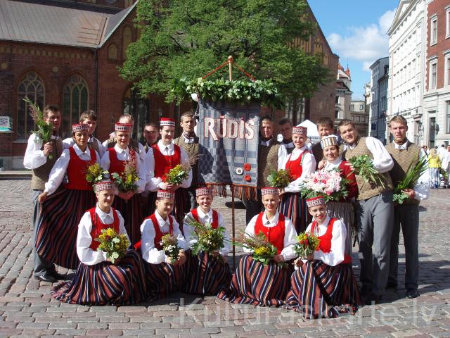 Deju kolektīvs Rūdis pirms gājiena